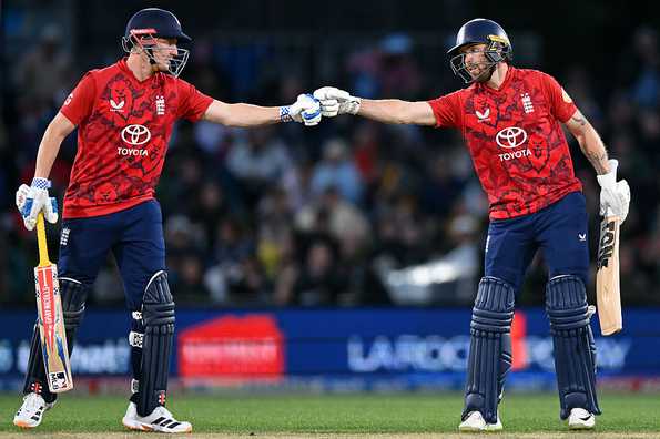Phil Salt and Harry Brook set up England's commanding win in the second T20I against New Zealand