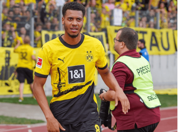 แมนเชสเตอร์ ยูไนเต็ด และ ท็อตแน่ม ฮ็อตสเปอร์ เล็งกองกลางของ โบรุสเซีย ดอร์ทมุนด์ เอ็มเร่ ชาน โดยมีรายงานจาก มิลาน สปอร์ตส์ ระบุว่าค่าตัวอาจเกิน 60 ล้านยูโร _พรีเมียร์ลีก_ แมนเชสเตอร์ ซิตี้_ โบรุสเซีย ดอร์ทมุนด์