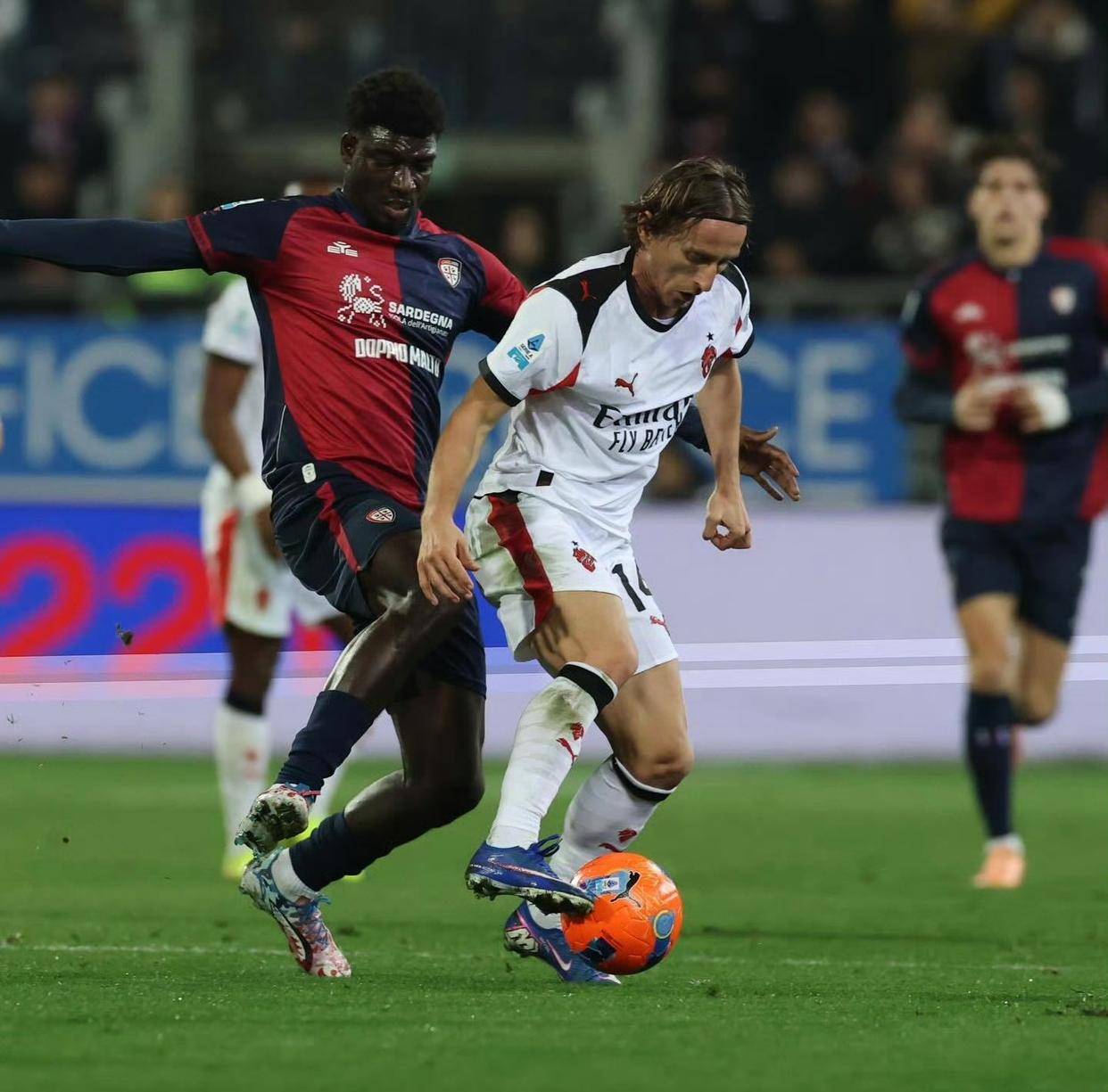 วัยชราไม่ได้ทำให้หมดแรง! ใน 25 นัดของมิลาน มีผู้เล่นถึง 23 คนที่ต้องพักรักษาตัวจากอาการบาดเจ็บ แต่โมดริช วัย 40 ปี กลับมีอัตราการลงสนามอยู่ในอันดับสามของทีม – แม้ว่าจะไม่ได้อยู่ในกลุ่มสามอันดับแรกก็ตาม