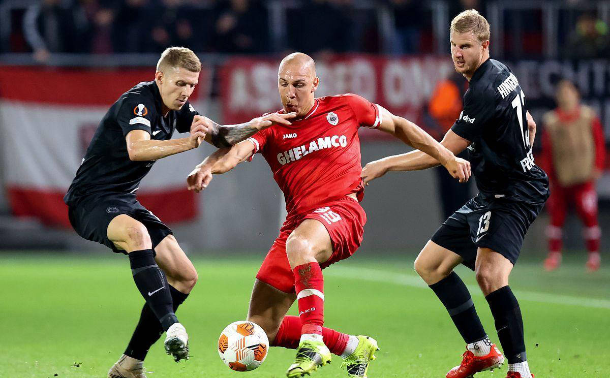 ความกระตือรือร้นของแฟรงค์เฟิร์ตในแชมเปียนส์ลีกเริ่มลดลง ขณะที่สเปอร์สต่อสู้เพื่อชัยชนะนอกบ้าน! _การแข่งขัน_สนาม_อันดับ_