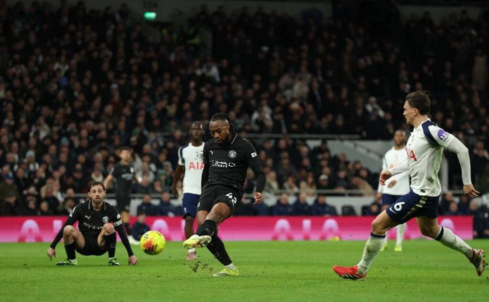 เซเมเนโยทำสองประตูใส่สเปอร์สในรอบ 25 วัน! ผู้เล่นคนที่สามของพรีเมียร์ลีกที่ฉลองด้วยการตีลังกาหลังได้รับเสียงโห่จากแฟนเจ้าบ้าน_การแข่งขัน_แมนเชสเตอร์ ซิตี้_ฤดูกาล