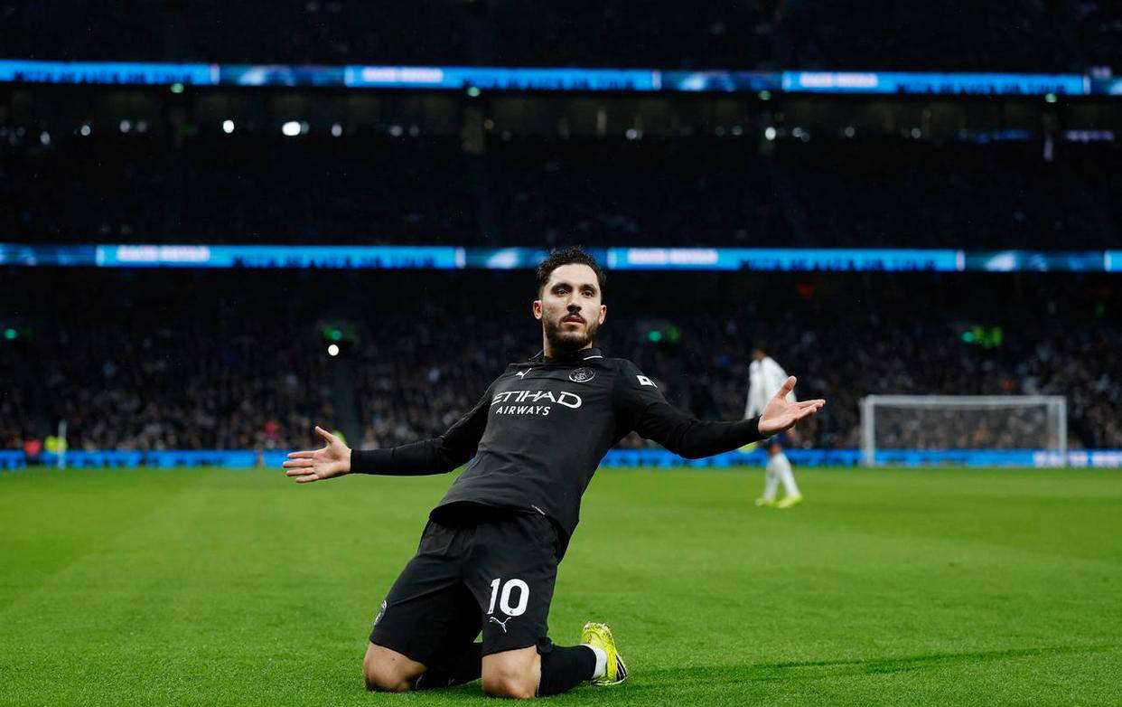 วิเคราะห์อันดับล่าสุดพรีเมียร์ลีก: แมนเชสเตอร์ ซิตี้ ถูกท็อตแน่ม ฮ็อตสเปอร์ส เสมอ, แมนเชสเตอร์ ยูไนเต็ด คว้าชัยชนะอย่างแข็งแกร่ง, แอสตัน วิลล่า แพ้ต่อเนื่อง, ฟูแล่ม แชมเปี้ยนส์ลีก เชลซี